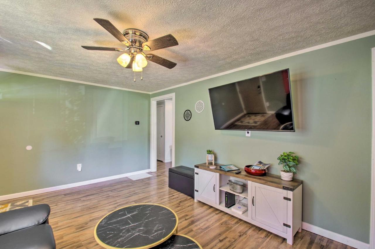 Dog-Friendly Fayetteville Home With Hot Tub! 외부 사진