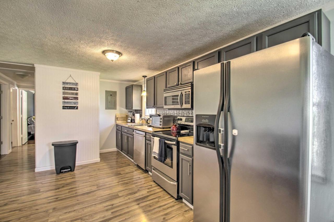 Dog-Friendly Fayetteville Home With Hot Tub! 외부 사진