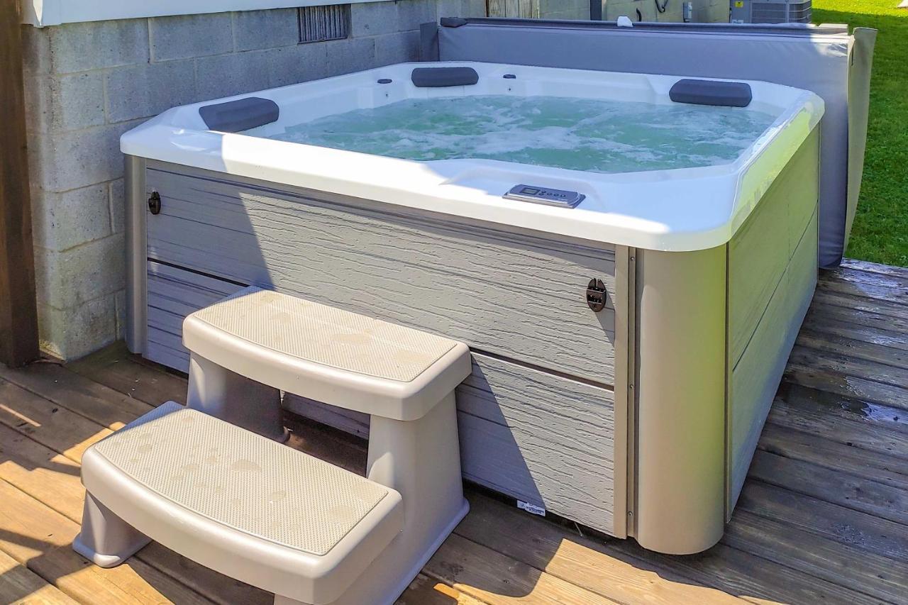 Dog-Friendly Fayetteville Home With Hot Tub! 외부 사진
