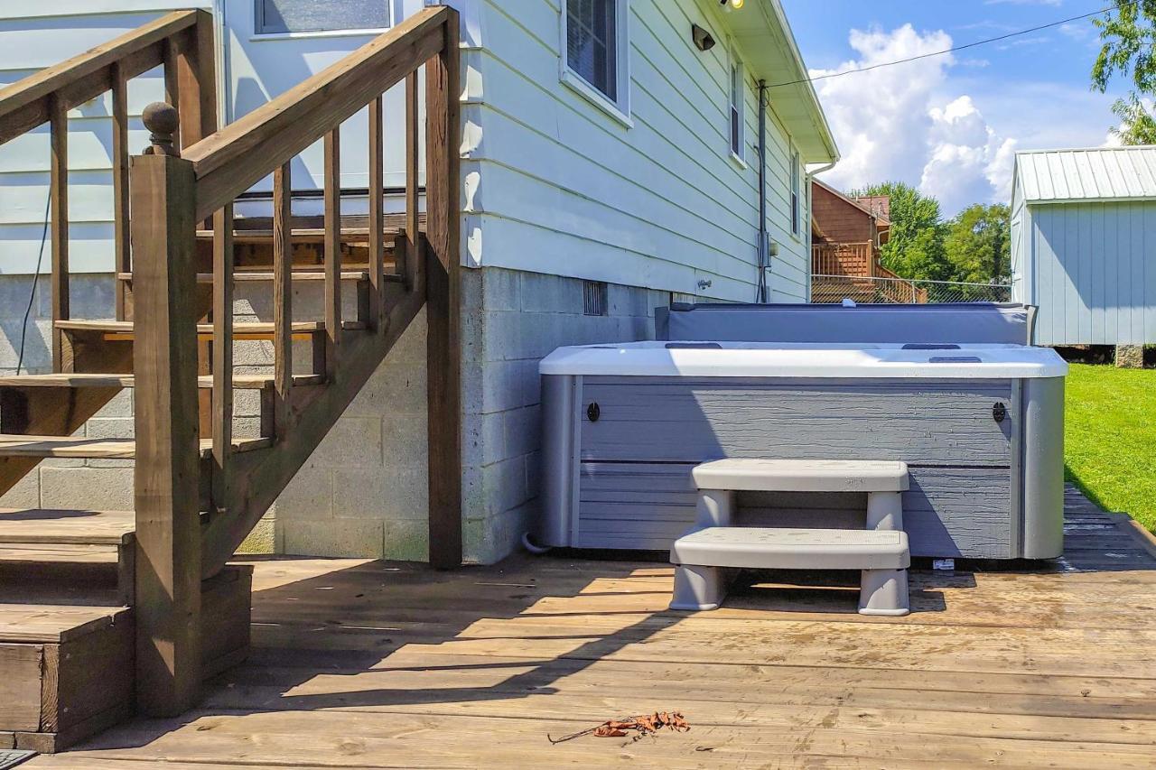 Dog-Friendly Fayetteville Home With Hot Tub! 외부 사진
